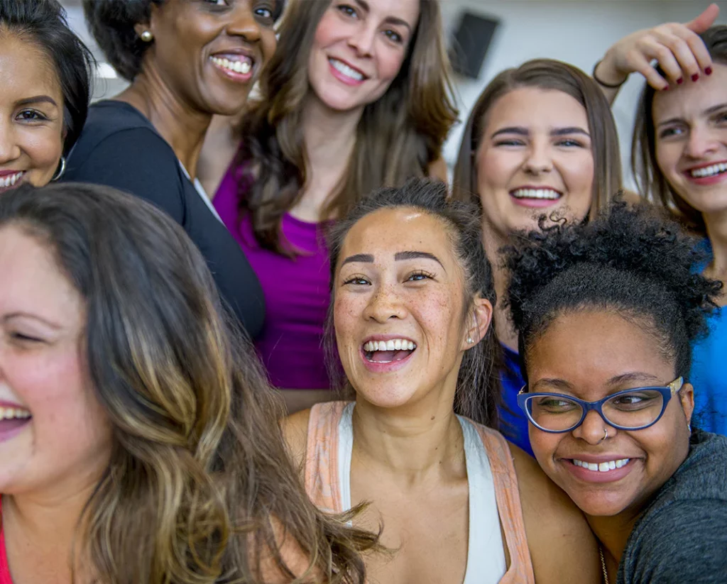 des femmes &eacute;panouies qui rigolent